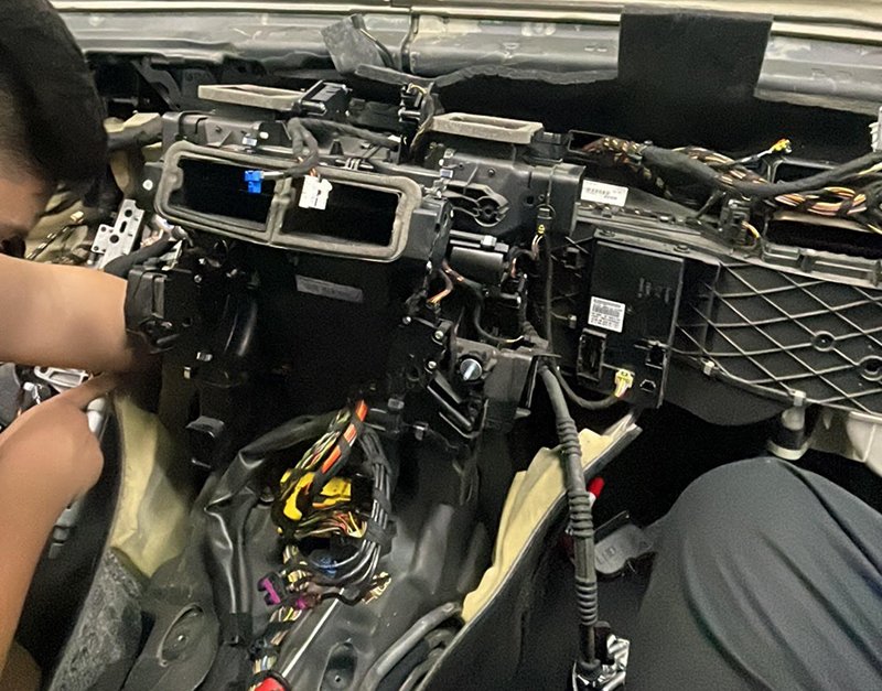 Auto klime Dača - zamena malog hladnjaka grejanja kabine